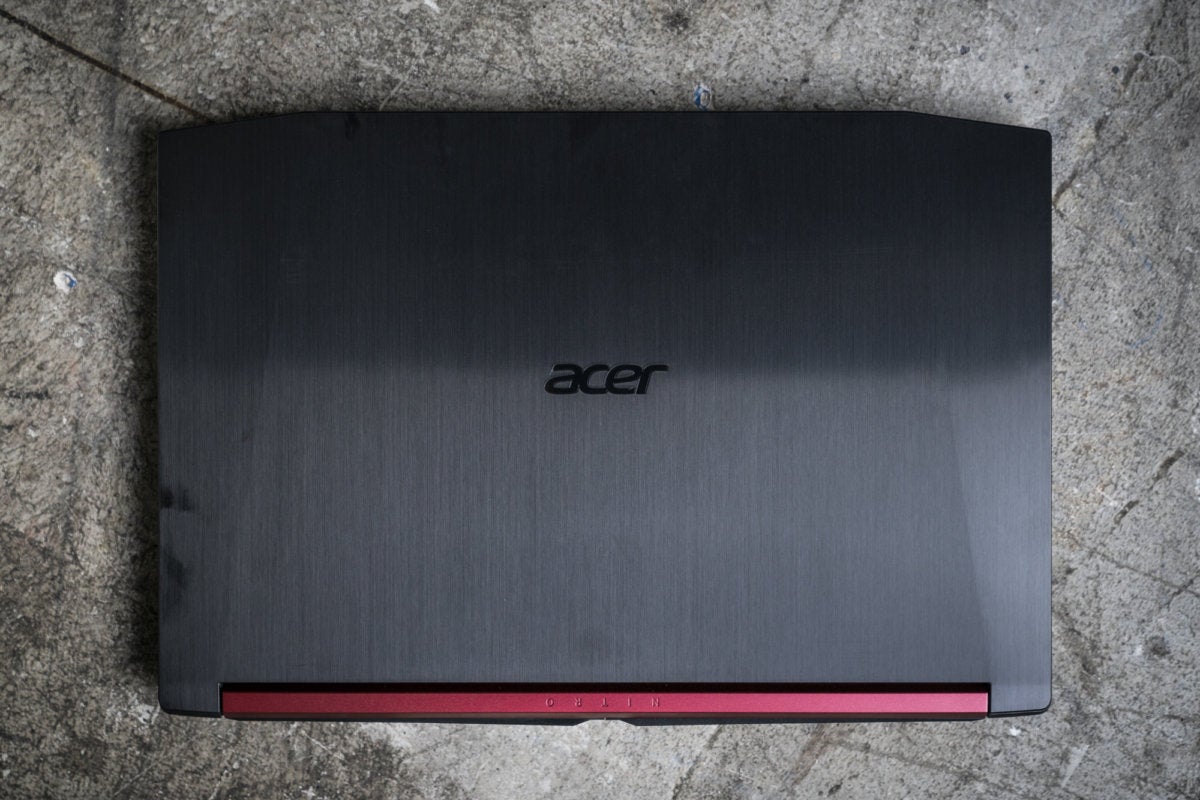 Игровой ноутбук Acer Nitro 5 говорит, что вы можете иметь скромный бюджет в 800 долларов или меньше и получить приличную мощность для игры в ААА